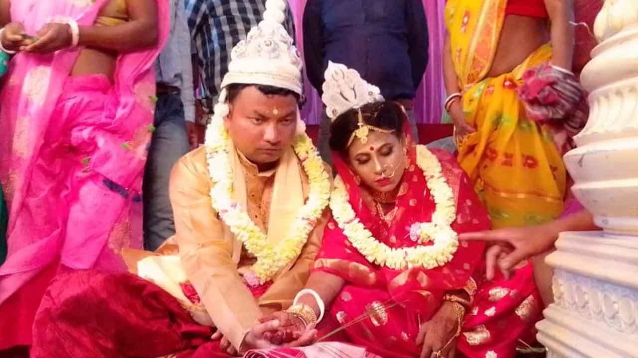 Dhupguri Marriage: প্রেমিকার ধরনাতে পরিণতি পেল প্রেম, শুভঙ্করের সঙ্গেই ছাদনাতলায় সঙ্গীতা