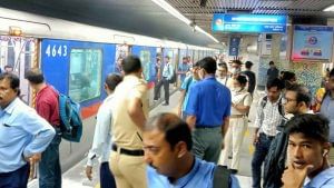 Kolkata Metro: রেক থেকে বের হচ্ছে ধোঁয়া, সাতসকালেই মেট্রো বিভ্রাট