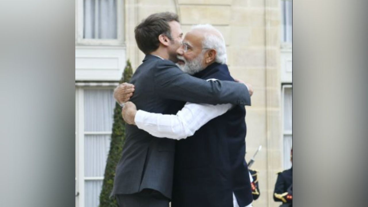 PM Modi-Macron Meeting: মোদী-ম্যাক্রঁ আলিঙ্গন, ইন্দো-ফরাসি সম্পর্কে নয়া দিগন্তের ইঙ্গিত