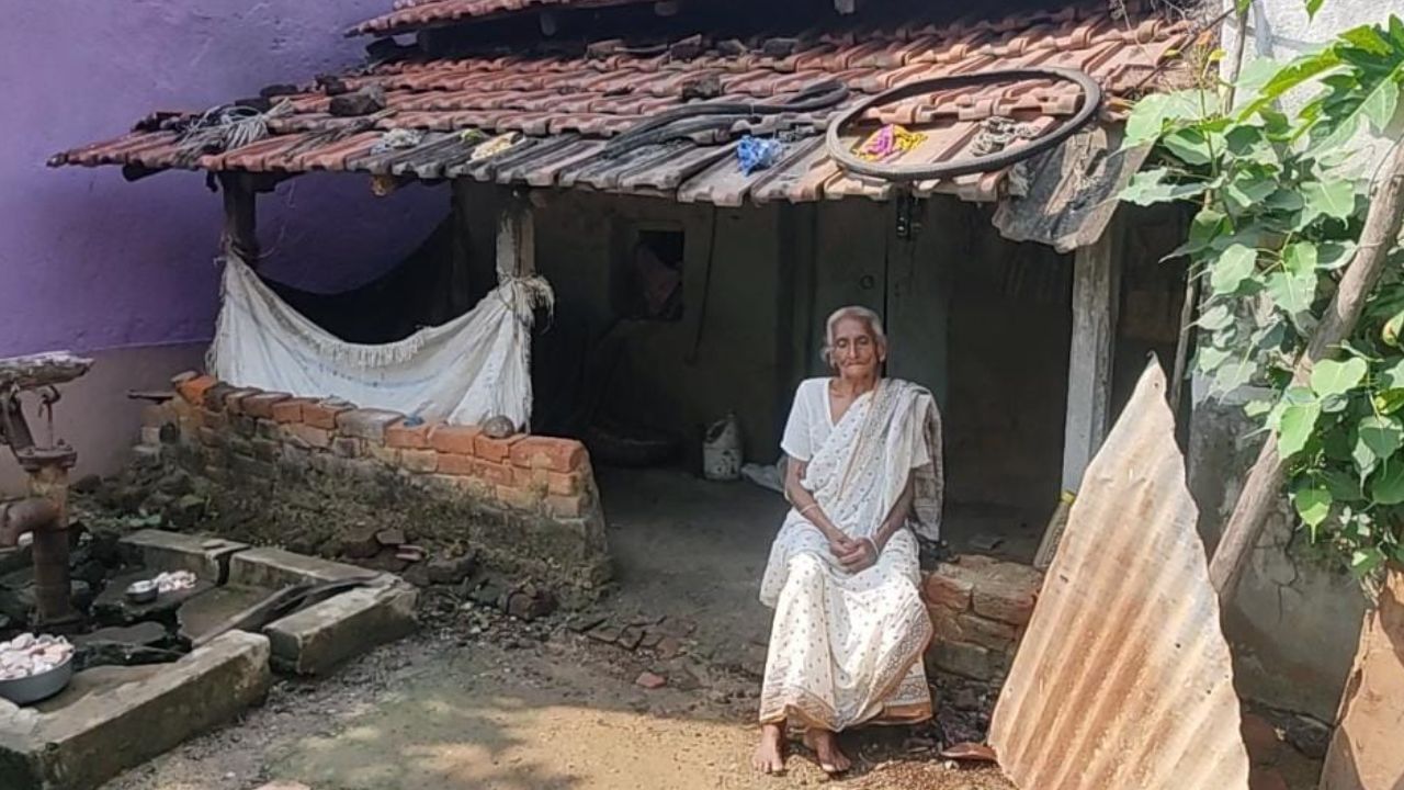 Bankura : চাঁদা দিতে না পারায় জরিমানা, বৃদ্ধাকে 'এক ঘরে', বাঁকুড়ায় খাপ পঞ্চায়েতের ছায়া