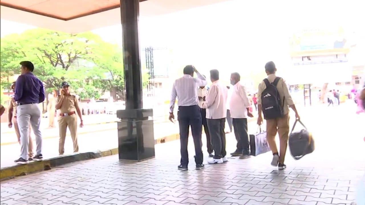 Suspected Explosive in Pune: পুণে রেলওয়ে স্টেশনের কাছে বোমাতঙ্ক! বাক্স খুলতেই পাওয়া গেল আতসবাজি