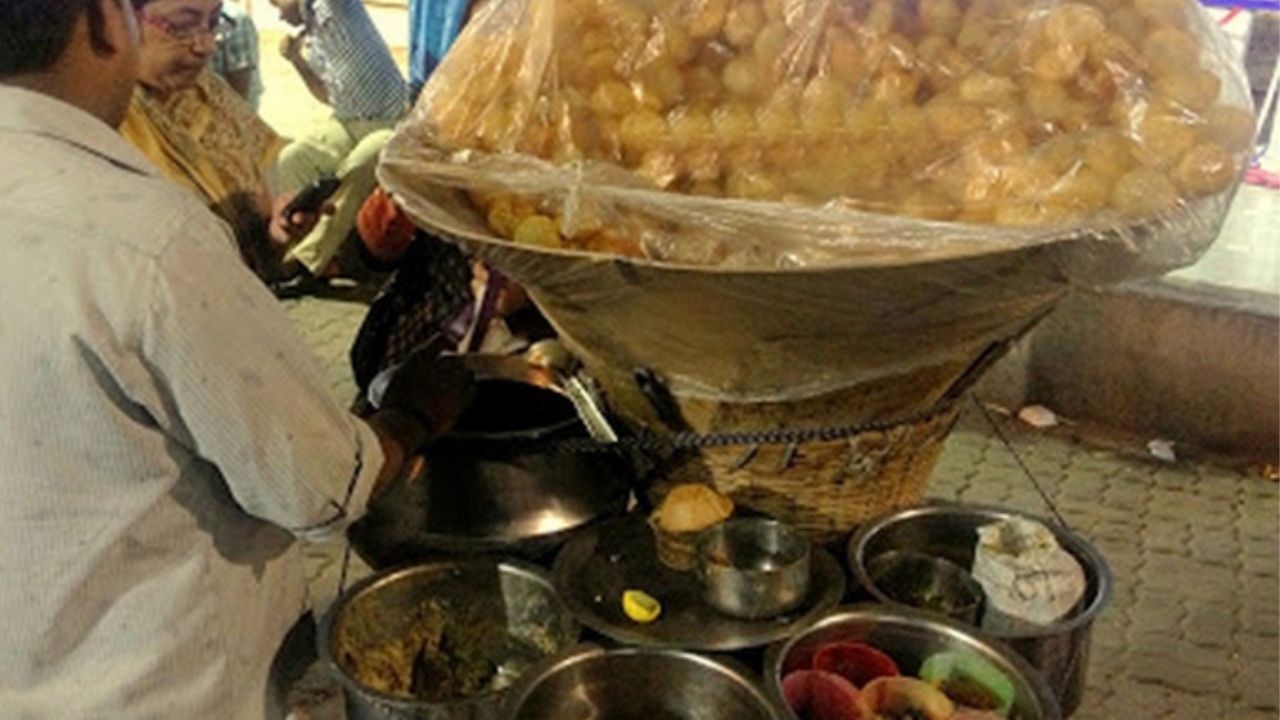 MP Food Poisoning: নামডাক ছিল ওই ফুচকাওয়ালার, মেলা থেকে ফুচকা খেয়েই হাসপাতালে ভর্তি ৯৭ জন!