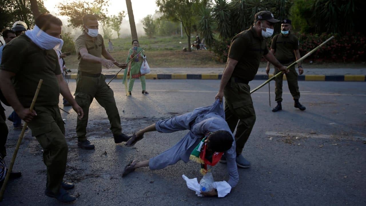 আগুন ধরানো হল গাছে, পুড়ল গাড়িও! প্রাক্তন প্রধানমন্ত্রীর মিছিল ঘিরে পুলিশের সঙ্গে ধুন্ধুমার সমর্থকদের
