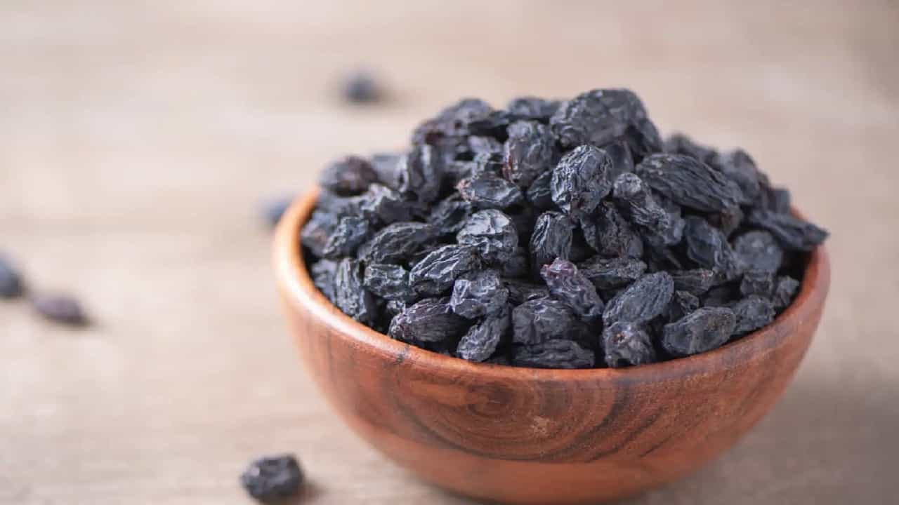 Black Raisins: রোজ সকালে খালি পেটে এই পানীয় এক সপ্তাহ, ফল পান হাতে-নাতে Black Raisins: রোজ সকালে খালি পেটে এই পানীয় এক সপ্তাহ, ফল পান হাতে-নাতে