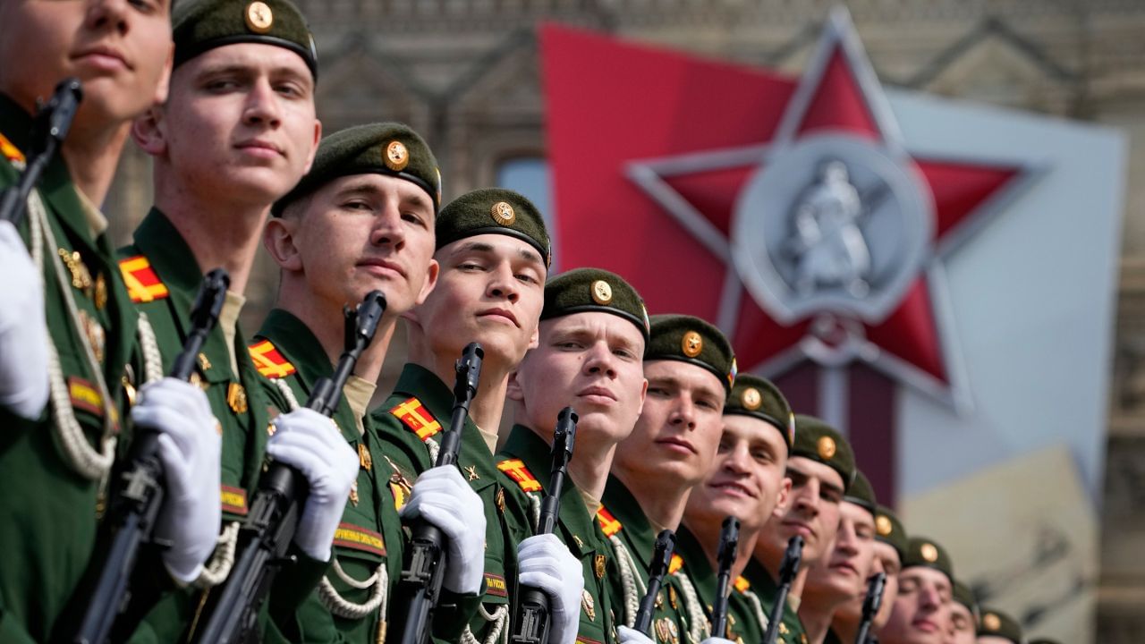 Russia Victory Day Celebration: মস্কোর রাস্তায় পরমাণু অস্ত্রের মহড়া, বিজয় দিবসে কি বিশেষ বার্তা দেবেন পুতিন?