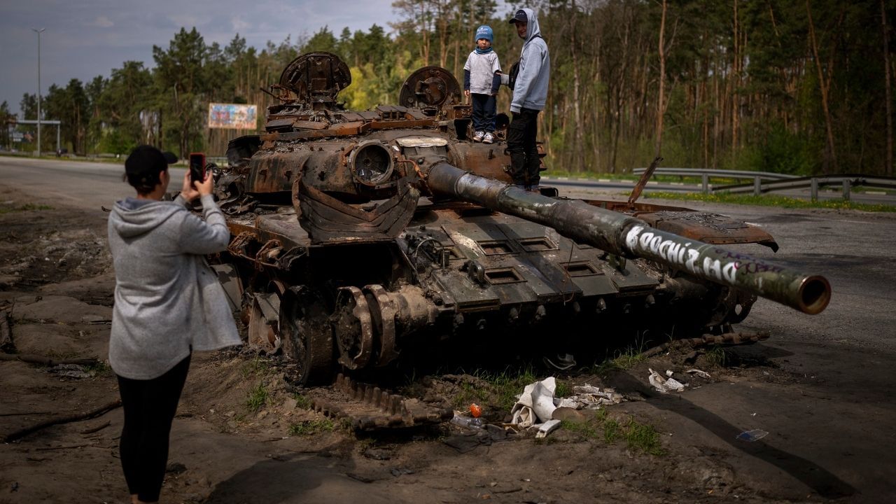 Ukrainians Repairing Russian Tanker: সস্তায় ট্যাঙ্কার কিনে 'পস্তাচ্ছে' রাশিয়া, ইউক্রেনীয়দের এই কাণ্ড দেখে হতবাক সবাই!