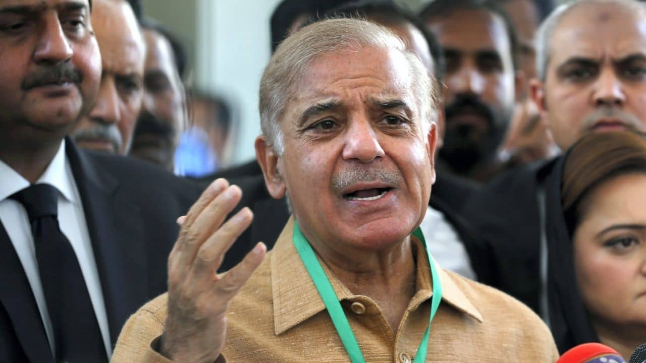 Shehbaz Sharif Attacks Imran Khan: এক ধাক্কায় ৩০ টাকা বাড়ল পেট্রোপণ্যের দাম! মূল্যবৃদ্ধির জন্য কাকে দুষলেন প্রধানমন্ত্রী?