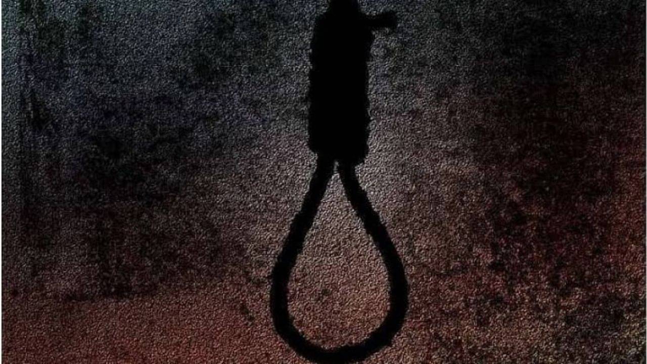 Murshidabad Suicide: লাল গেঞ্জিতে বুকে সাঁটানো স্ত্রী-র ছবি, পাশে অন্য পুরুষরা... যুবকের কীর্তিতে স্তম্ভিত পড়শিরা