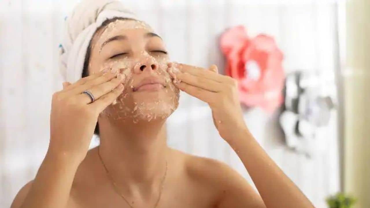 DIY Summer Fruit Packs: গ্রীষ্মকালীন ফলের ছোঁয়াতেই ত্বকে ফিরবে জেল্লা! রইল সহজ ঘরোয়া উপায়