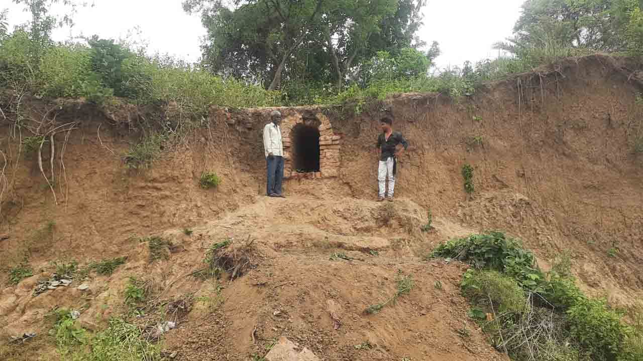 Tunnel found in Bankura: গন্ধেশ্বরীর পাড় ভাঙতেই বেরিয়ে এল রহস্যময় দরজা, সুড়ঙ্গের অতলে গুপ্তধন?
