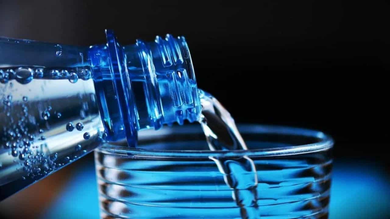 Expired Water: সকালে উঠে টাটকা না বাসি জল খান? জলেরও কি এক্সপায়ারি ডেট আছে? Expired Water: সকালে উঠে টাটকা না বাসি জল খান? জলেরও কি এক্সপায়ারি ডেট আছে?