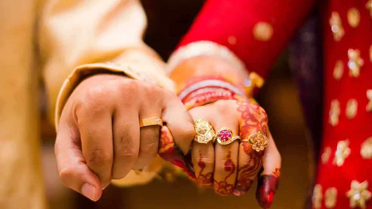 IT Company hike salary for marriage: বিয়ে করলেই বাড়ে বেতন,  এ বার কর্মীদের জন্য ঘটকালিও করবে ভারতীয় এই সংস্থা