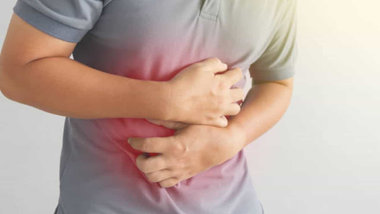 Ulcer Symptoms: খাবার খেলেই বুক জ্বালা করছে? গ্যাসের সমস্যা না আলসার যেভাবে বুঝবেন...