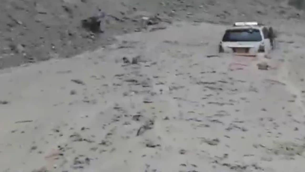 Landslide: লাগাতার বৃষ্টি, ধস পাহাড়ি রাস্তায়, বিপর্যস্ত যান চলাচল