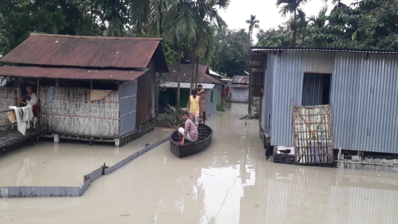 Alipurduar: রাস্তা না নদী বোঝা দায়! জল থৈ থৈ এলাকায় নামল নৌকা, ভয়াবহ