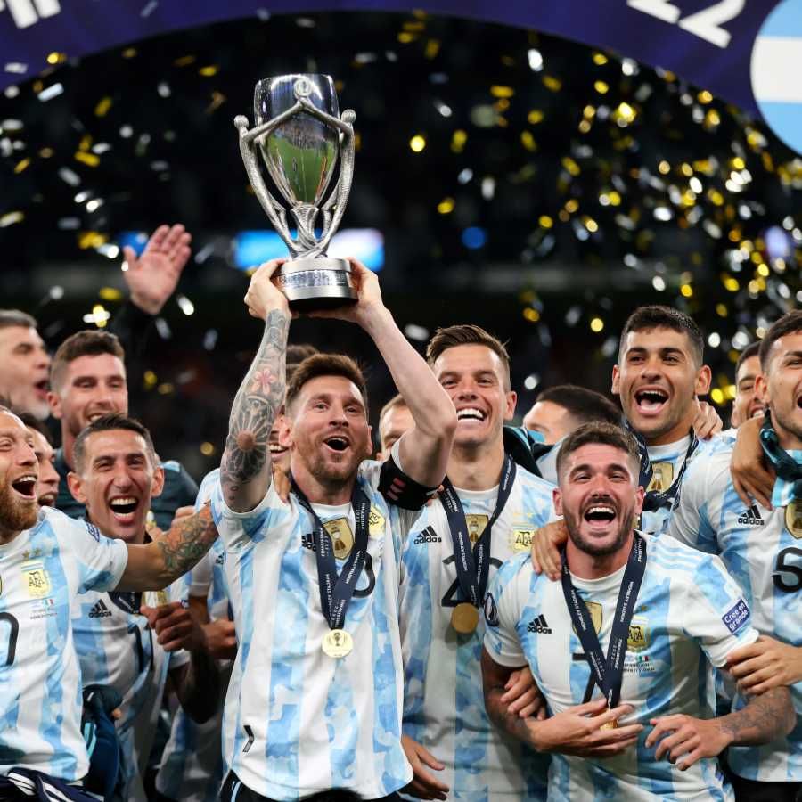 Argentina-with-Trophy.jpg