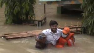 Assam Flood : 'আমি আপনার চরম ভক্ত,' এক বুক জলে 'গামছা' হাতে হিমন্তের দিকে এগিয়ে এলেন যুবক