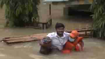 Assam Flood : আমি আপনার চরম ভক্ত, এক বুক জলে গামছা হাতে হিমন্তের দিকে এগিয়ে এলেন যুবক