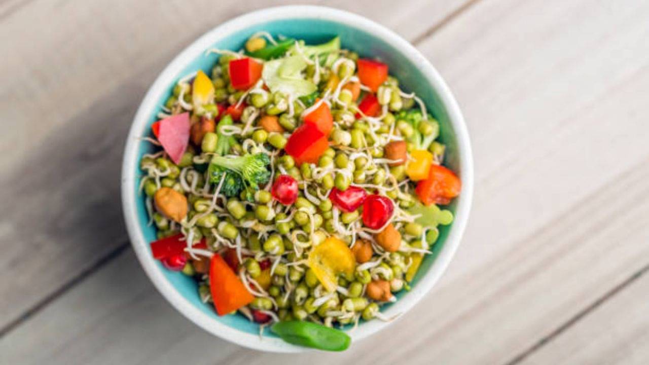 Raw Sprouts: আয়ুর্বেদ মতে জলখাবারে রোজ অঙ্কুরিত ছোলা-মুগ খাওয়া আদৌ কি উপকারী?