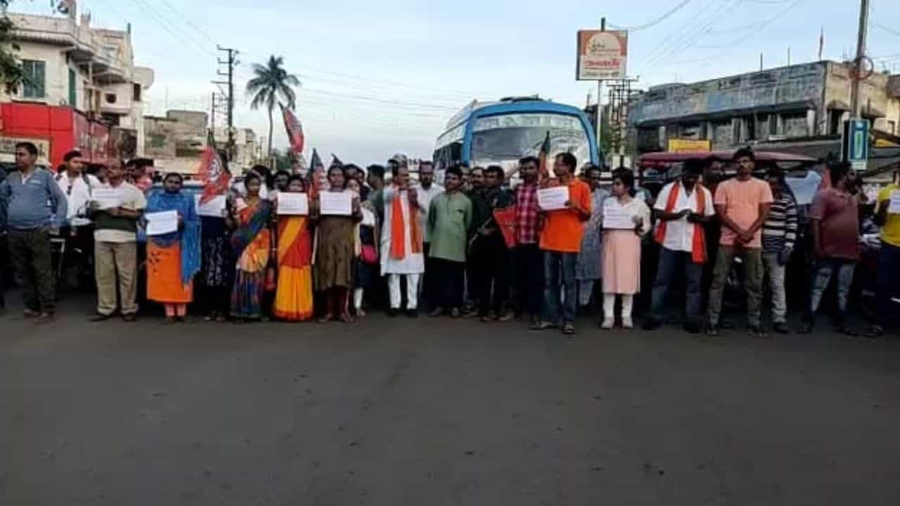 BJP Worker Death: বাঁকুড়ায় উদ্ধার বিজেপি কর্মীর ঝুলন্ত দেহ, খুনের অভিযোগে পথ অবরোধ বিজেপির BJP Worker Death: বাঁকুড়ায় উদ্ধার বিজেপি কর্মীর ঝুলন্ত দেহ, খুনের অভিযোগে পথ অবরোধ বিজেপির