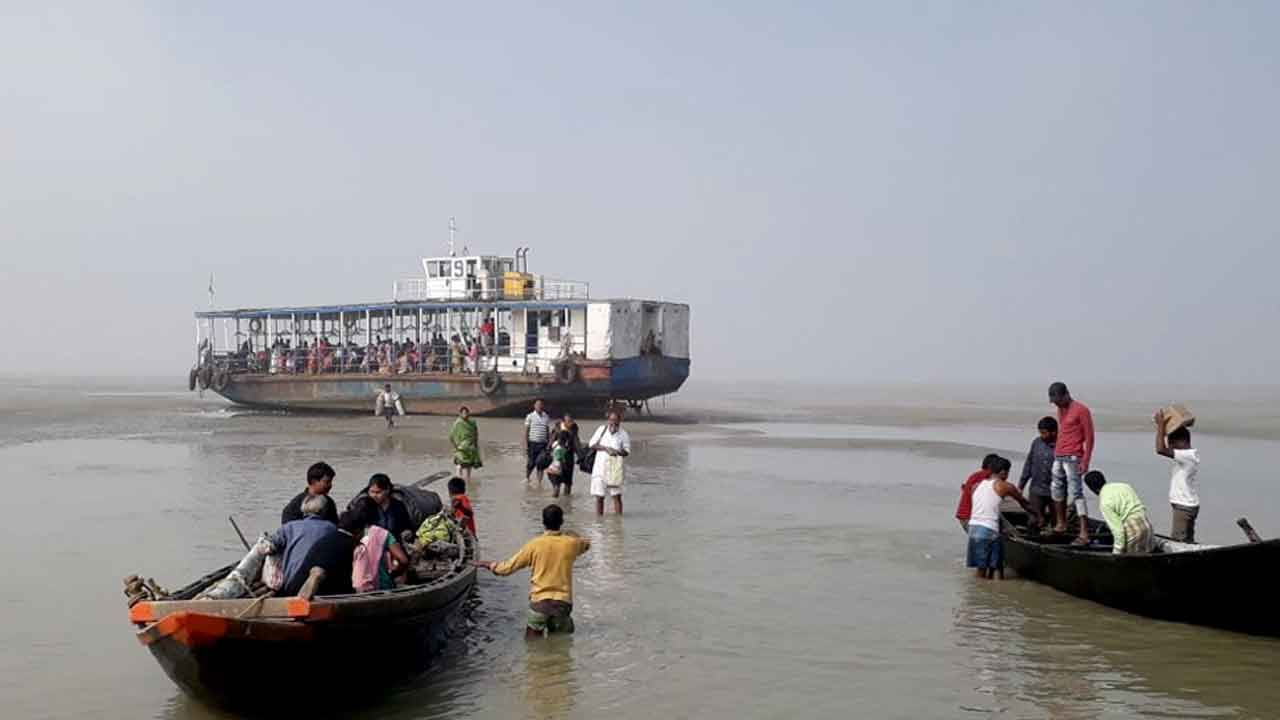 Bar In Ganges: চরেই আটকে থাকল ঘণ্টা দেড়েক! মুড়িগঙ্গায় লঞ্চে চেপে মহা বিপত্তিতে সরকারি আধিকারিকরা