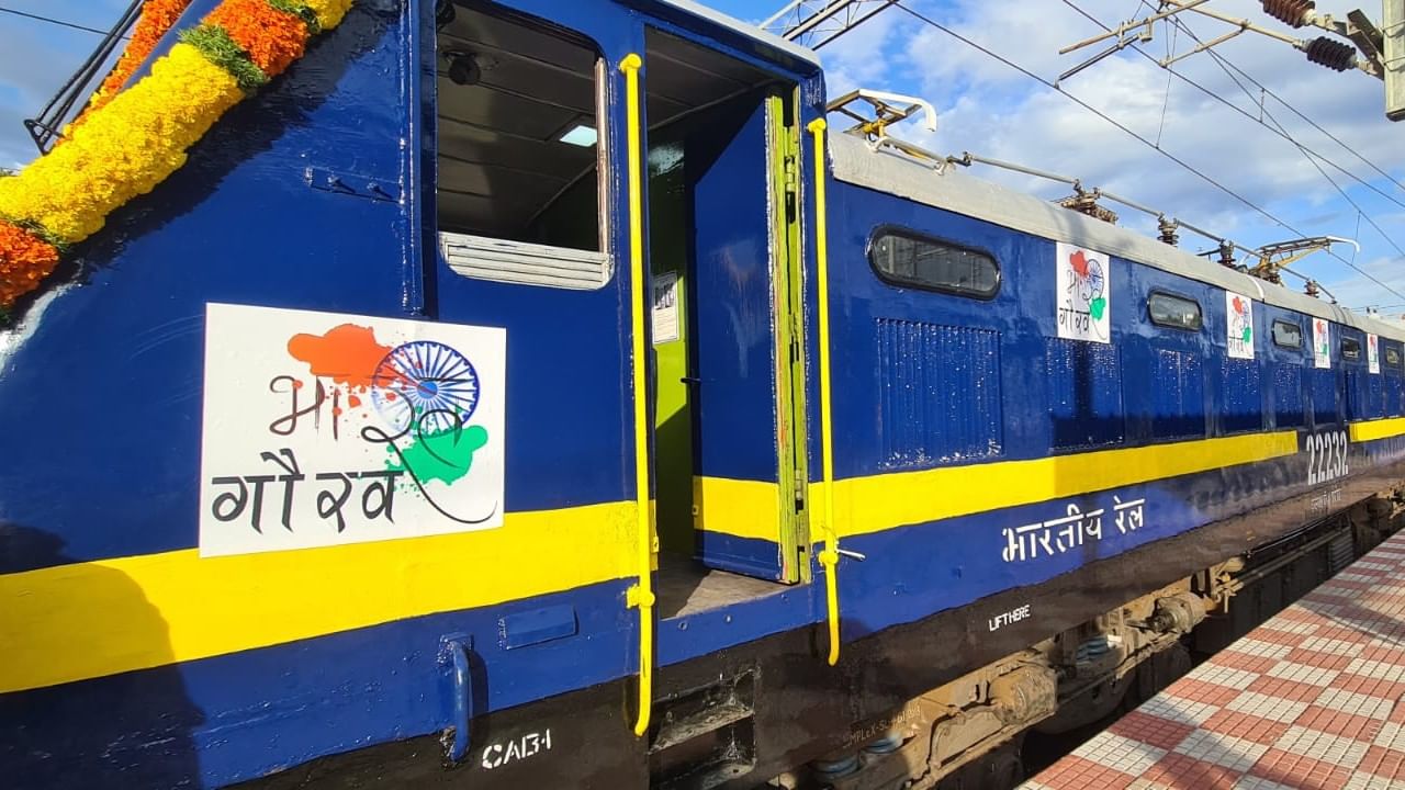 Indian Railways : যাত্রা শুরু দেশের প্রথম বেসরকারি ট্রেনের, জেনে নিন টিকিটের দাম