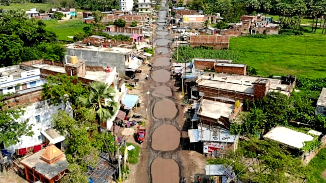 Bihar National Highway: জাতীয় সড়ক না টাকেশিজ় কাসেল? যতদূর চোখ যায় শুধুই গর্ত আর গর্ত...