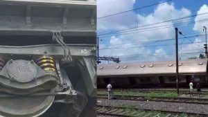 Burdwan Local Rail: লাইন থেকে পড়ে উল্টে গেল লোকাল ট্রেনের কামরা, সাতসকালে ভয়ঙ্কর ঘটনা বর্ধমানে