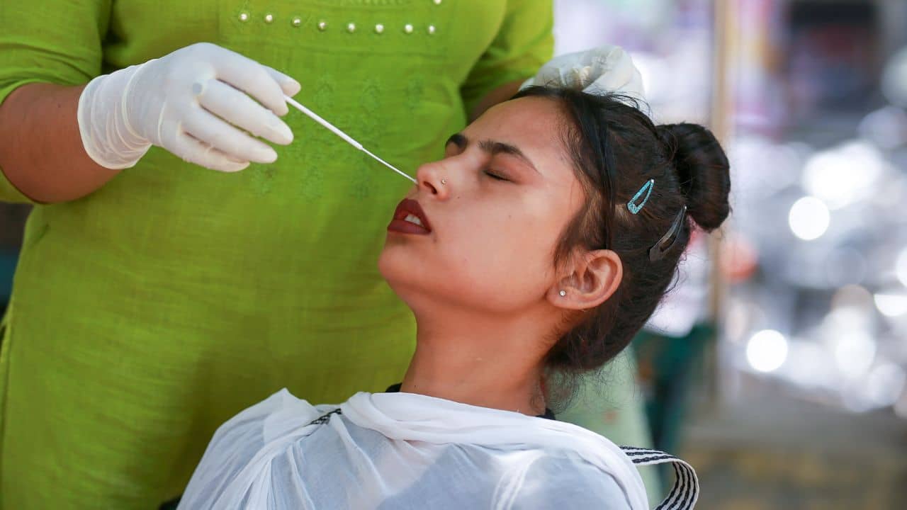 India Covid-19 Updates: সামান্য কমলেও করোনা-আশঙ্কা অব্যাহত, রাজ্যের সংক্রমণের গ্রাফও উদ্বেগজনক