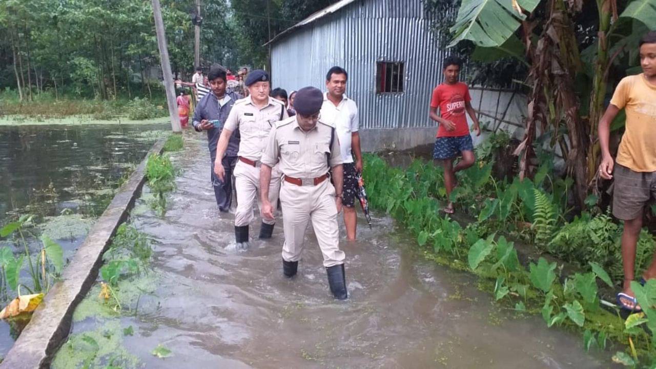 Dhupguri: জলমগ্ন ধূপগুড়িতে দেখা নেই জনপ্রতিনিধিদের, দেবদূত হয়ে এগিয়ে এলেন পুলিশ সুপার
