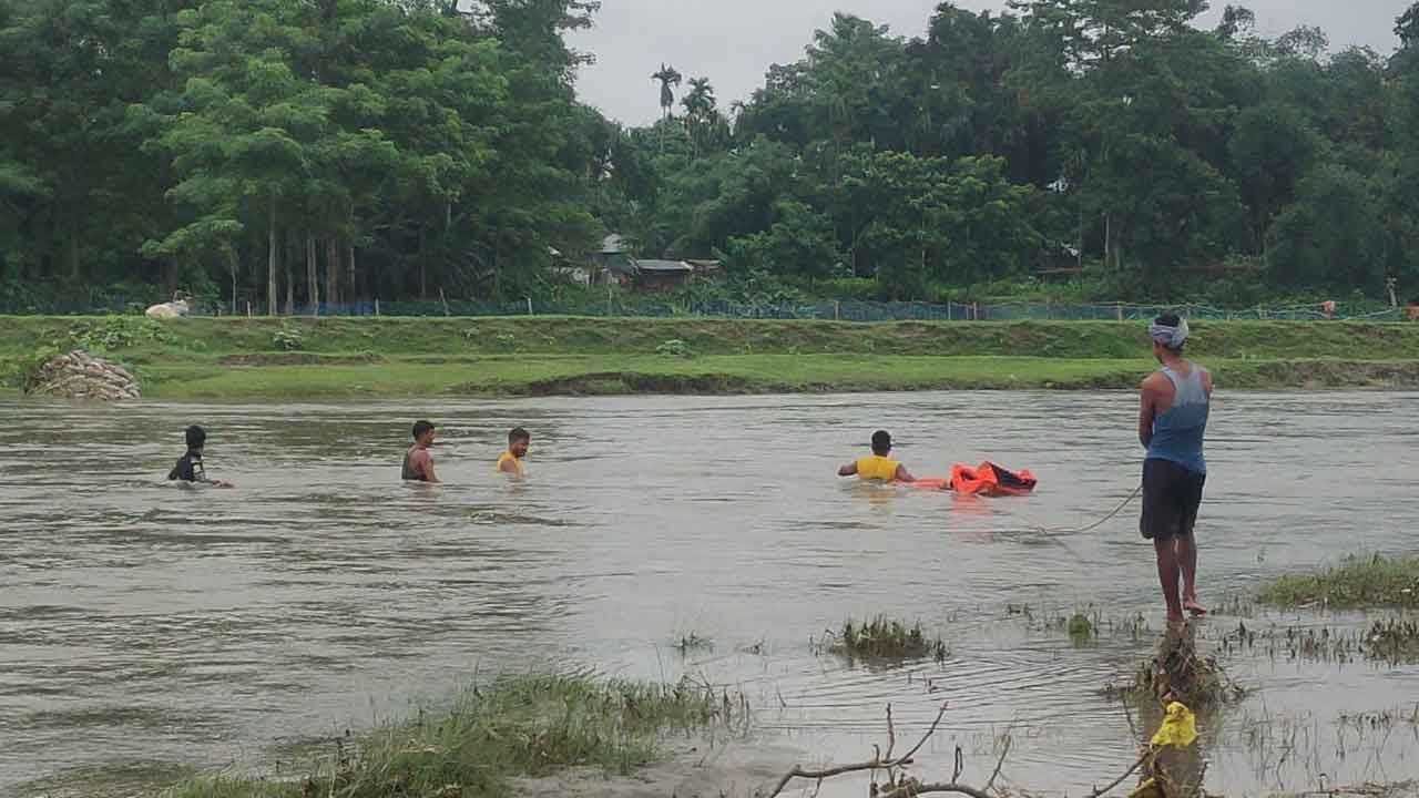 Jalpaiguri Flood Situation: নদীতে বাড়ছে জলস্তর, মাছ ধরতে গিয়ে তলিয়ে গেল কিশোর