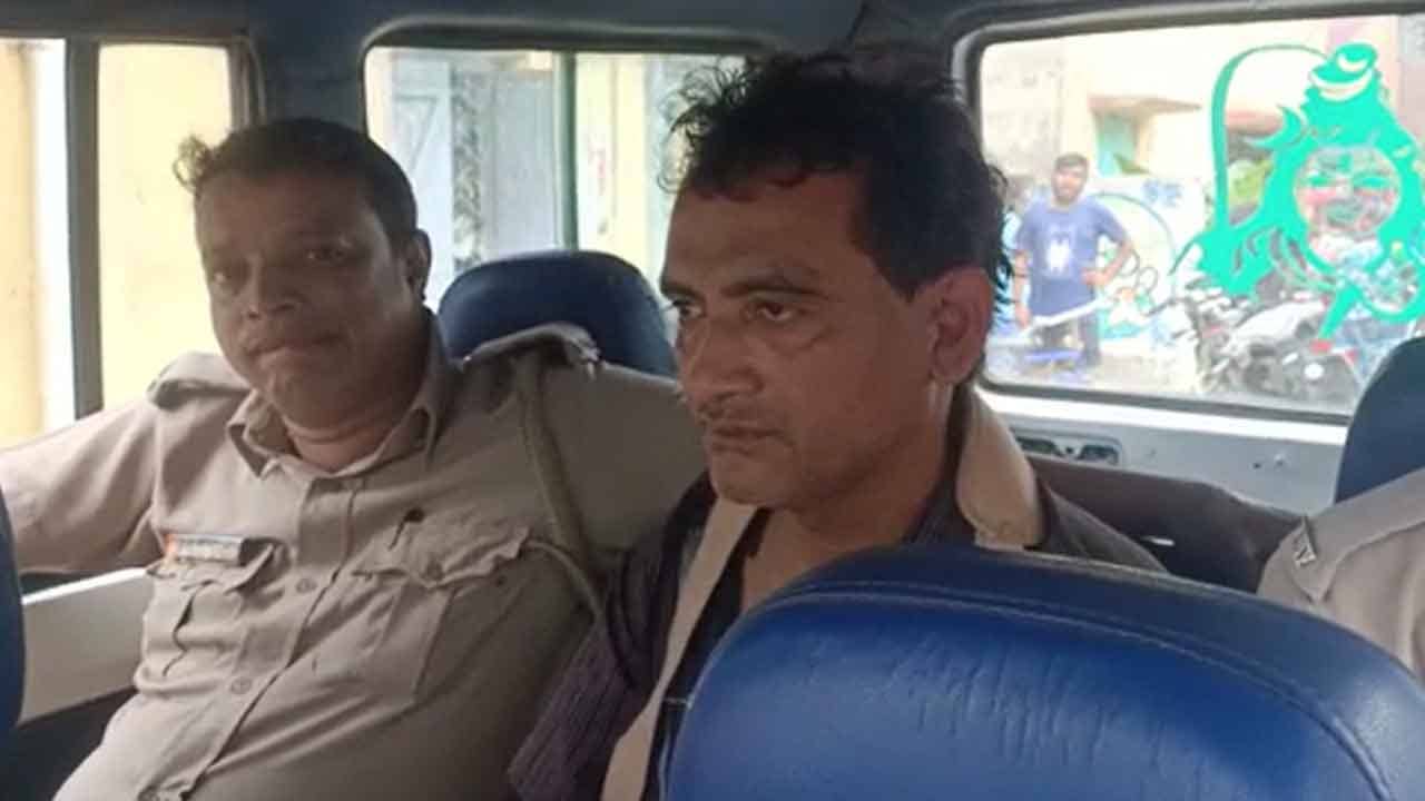 Fake Doctor: স্টেথোস্কোপটা ধরার সময়ে হাত টলছিল, ক্লিনিকে এতদিনের পরিচিত চিকিৎসকের পর্দা ফাঁস...