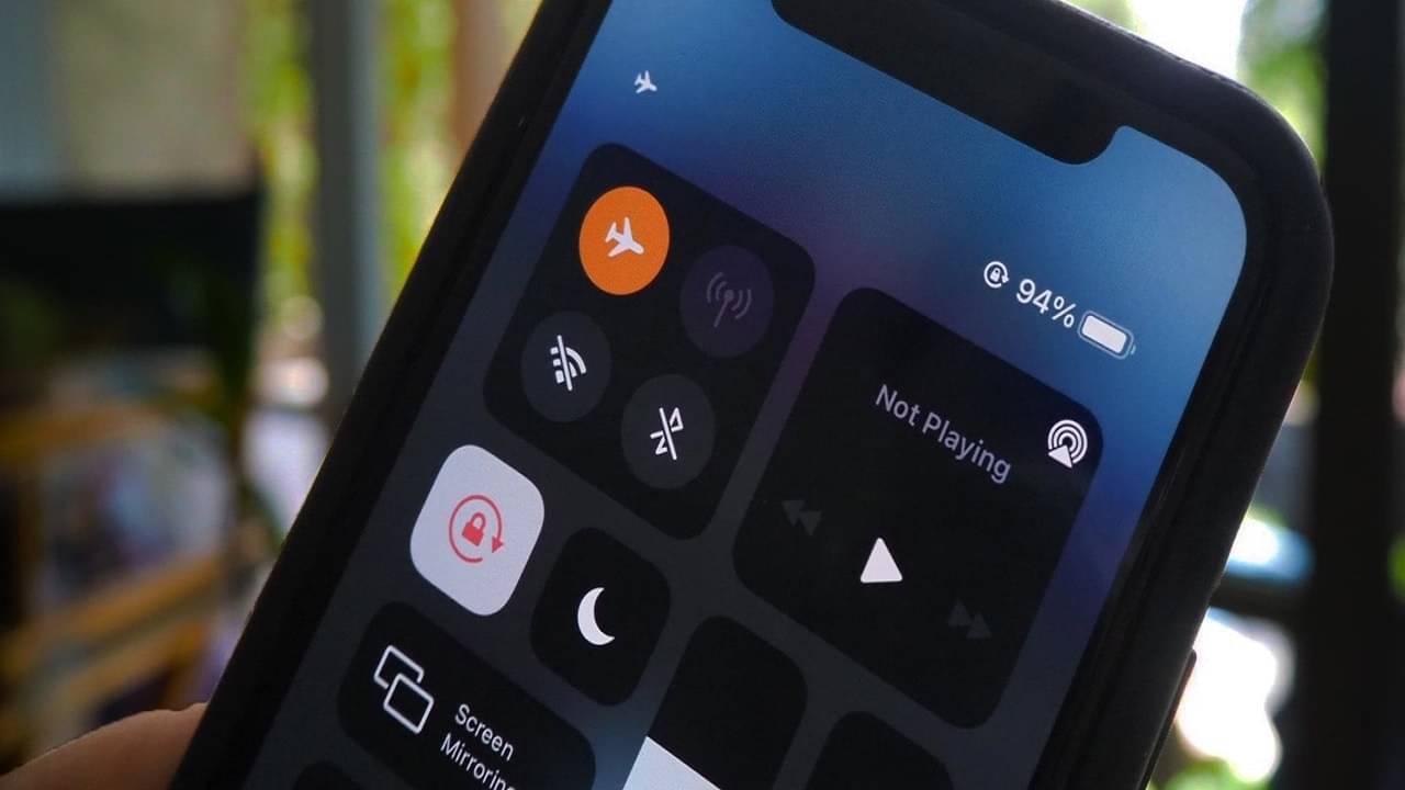Flight Mode On Phones: স্যুইচ অফ করলেই তো সমস্যা মিটে যায়, তাও সব ফোনে ফ্লাইট মোড থাকে কেন?