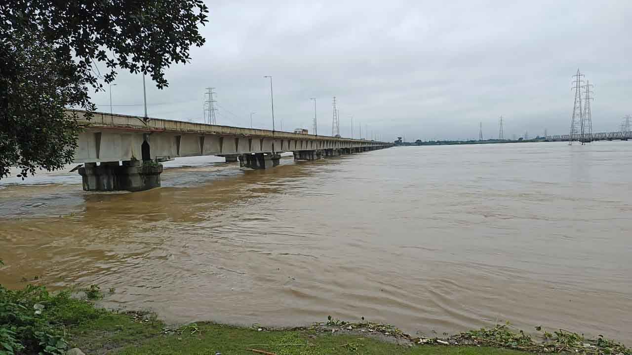 North Bengal Flood Situation: তিস্তায় বাড়ল জল, জারি লাল সতর্কতা, ডুয়ার্সে জলের তোড়ে ভাঙল ব্রিজ