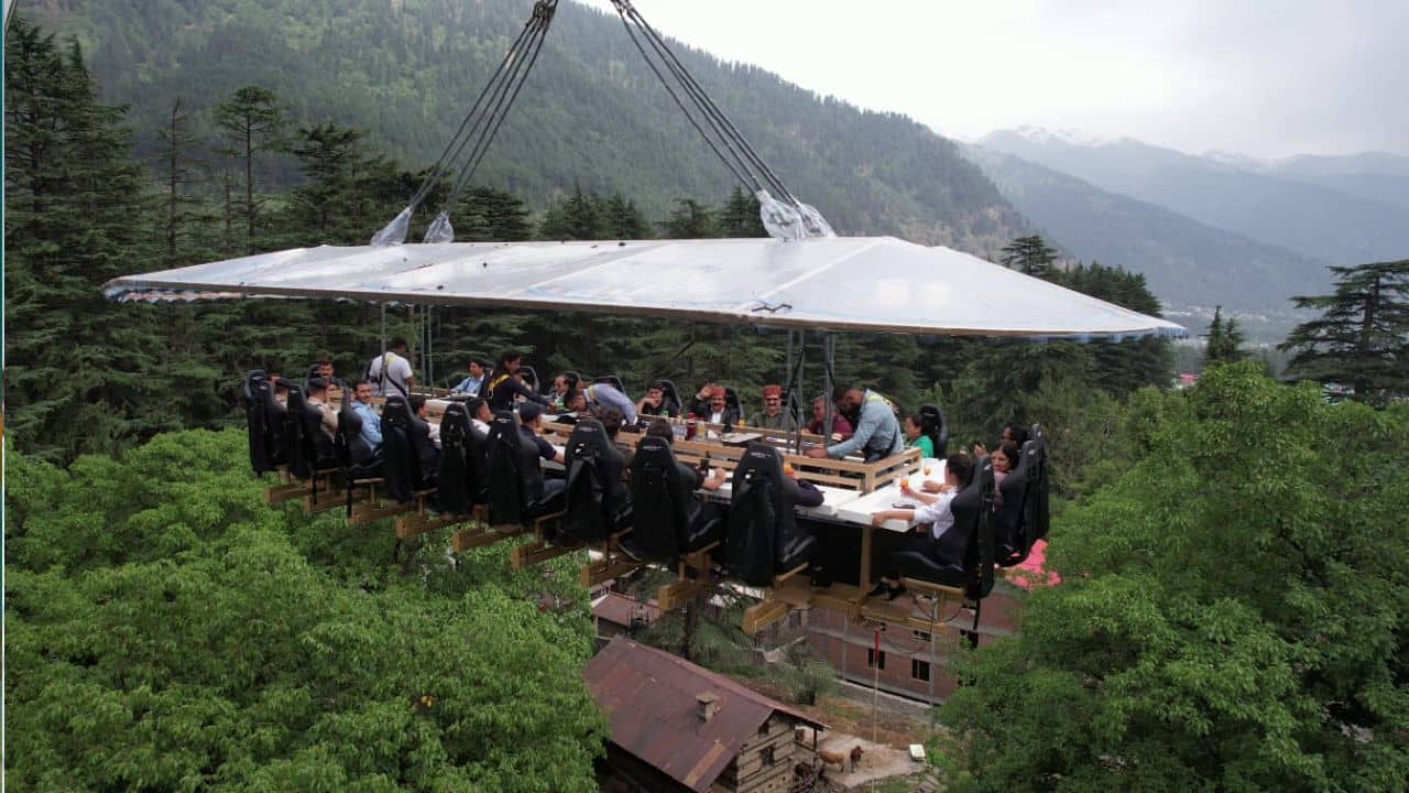 Himachal Pradesh: শূন্যে গ্রাস! মানালিতে প্রথম ঝুলন্ত রেস্তোরাঁয় যেতে ভুলবেন না যেন