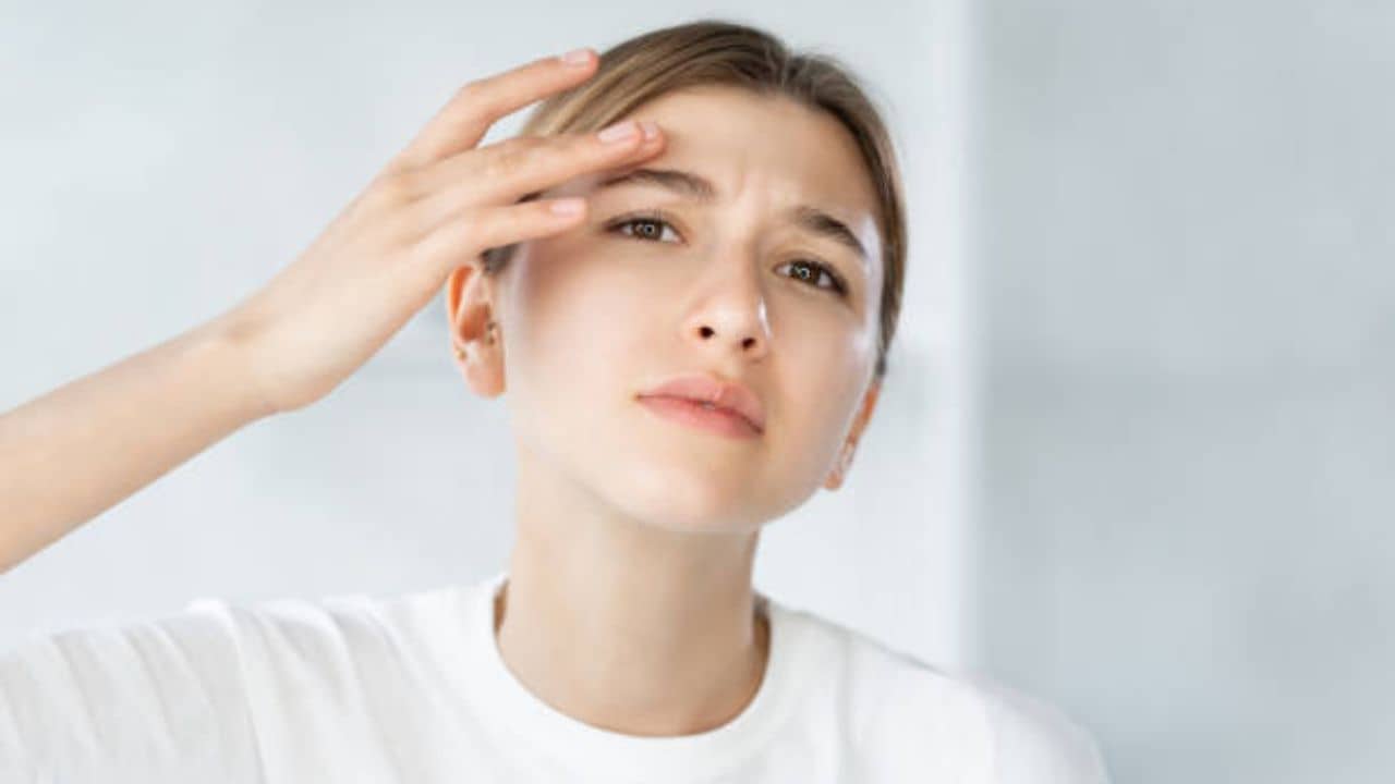 Oily Skin Care: বর্ষা এলেও কমেনি ত্বকের তেলতেলে ভাব, উপায় কি ঘরোয়া প্রতিকার?