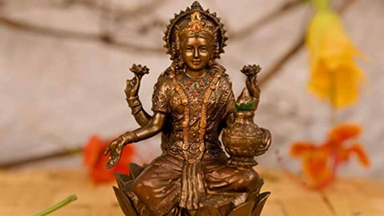 Astro Tips: বৃহস্পতিবার এই নিয়ম মেনে দেবী লক্ষ্মীকে সন্তুষ্ট রাখুন, জীবনে কখনও অর্থ সংকট হবে না