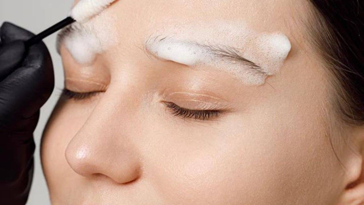 Eyebrow Dandruff: মাথার মত ভ্রুতেও খুশকি হয়? দ্রুত সমাধানের জন্য রইল ৬ বিশেষ টিপস