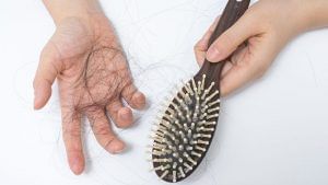 Hairfall Problems: বর্ষা আসতে না আসতেই অঝোরে পড়ছে চুল? এই টিপসগুলি জানলে ভুগতে হবে না আর