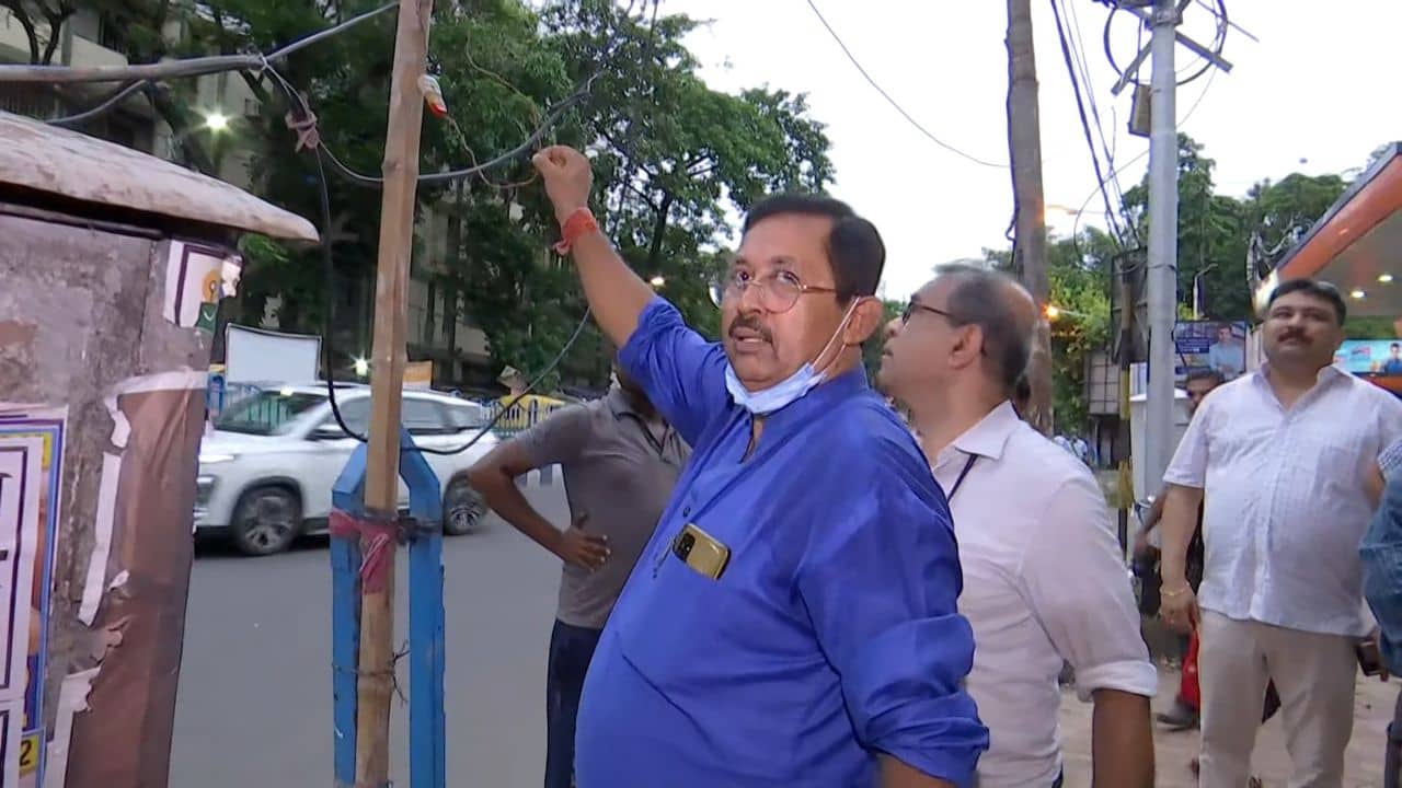 Hooking in Kolkata: ফুটপাথে রমরমিয়ে চলছে হুকিং ব্যবসা, মেয়র পারিষদের চোখে ধরা পড়তেই...