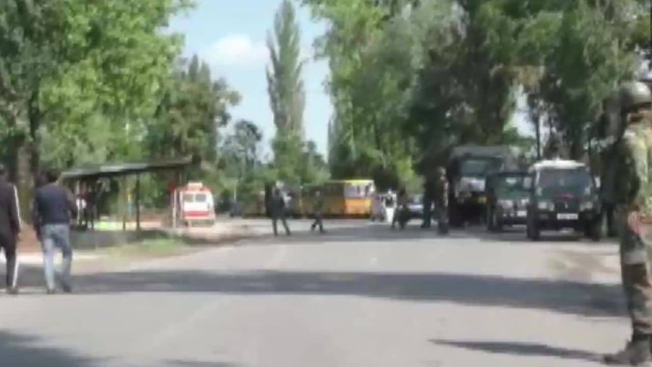 IED Defused in J&K: উপত্যকায় বড়সড় নাশকতার ছক বানচাল, সেনা তৎপরতাতেই নিষ্ক্রিয় করা হল আইইডি বিস্ফোরক