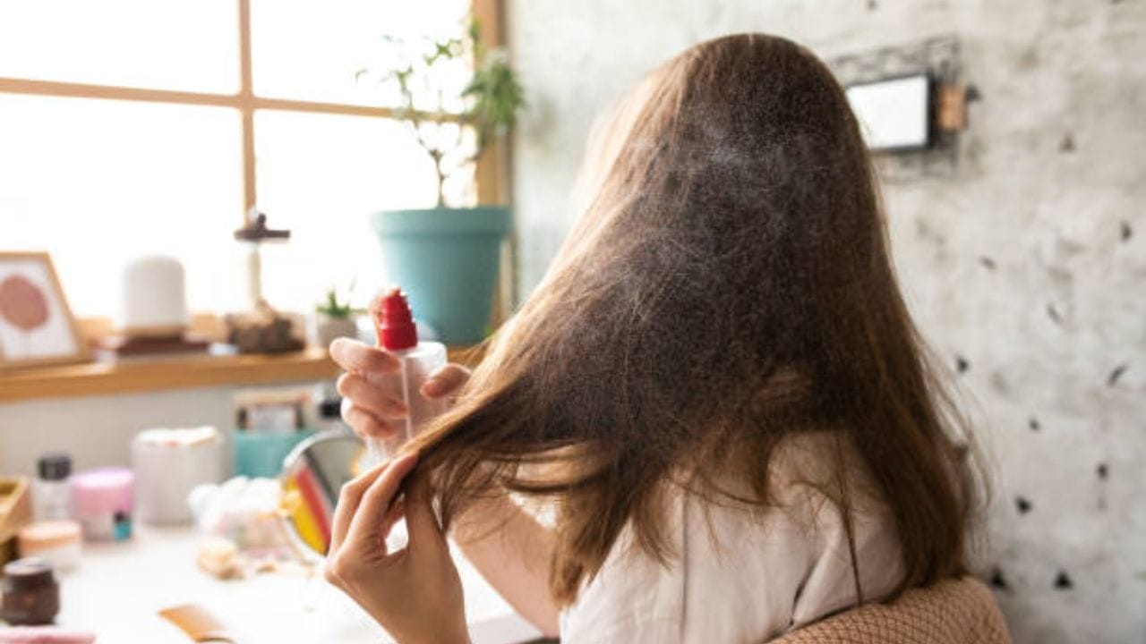 Dry Shampoo দিনের পর দিন সময়ের অভাবে ড্রাই শ্যাম্পু ব্যবহার করে