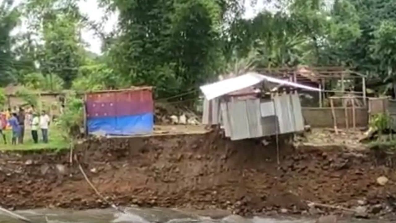Jalpaiguri : ভাঙছে নদী-পাড়, ঝুলছে বাড়ি