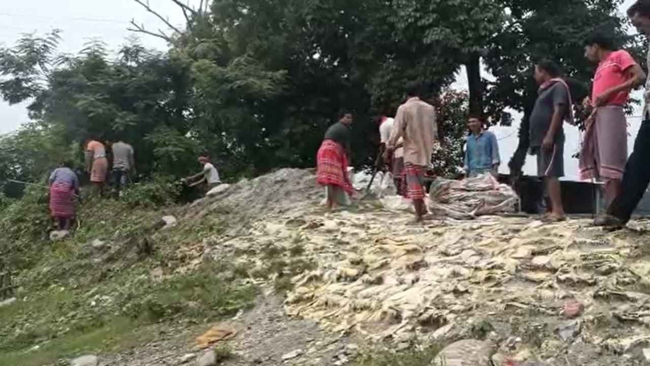 North Bengal Flood Situation: ফসলে ক্ষতি, ত্রাণ নিয়ে দুর্গতদের মধ্যে ক্ষোভ, উত্তরবঙ্গের বৃষ্টিতে বিপর্যস্ত রেল পরিষেবাও