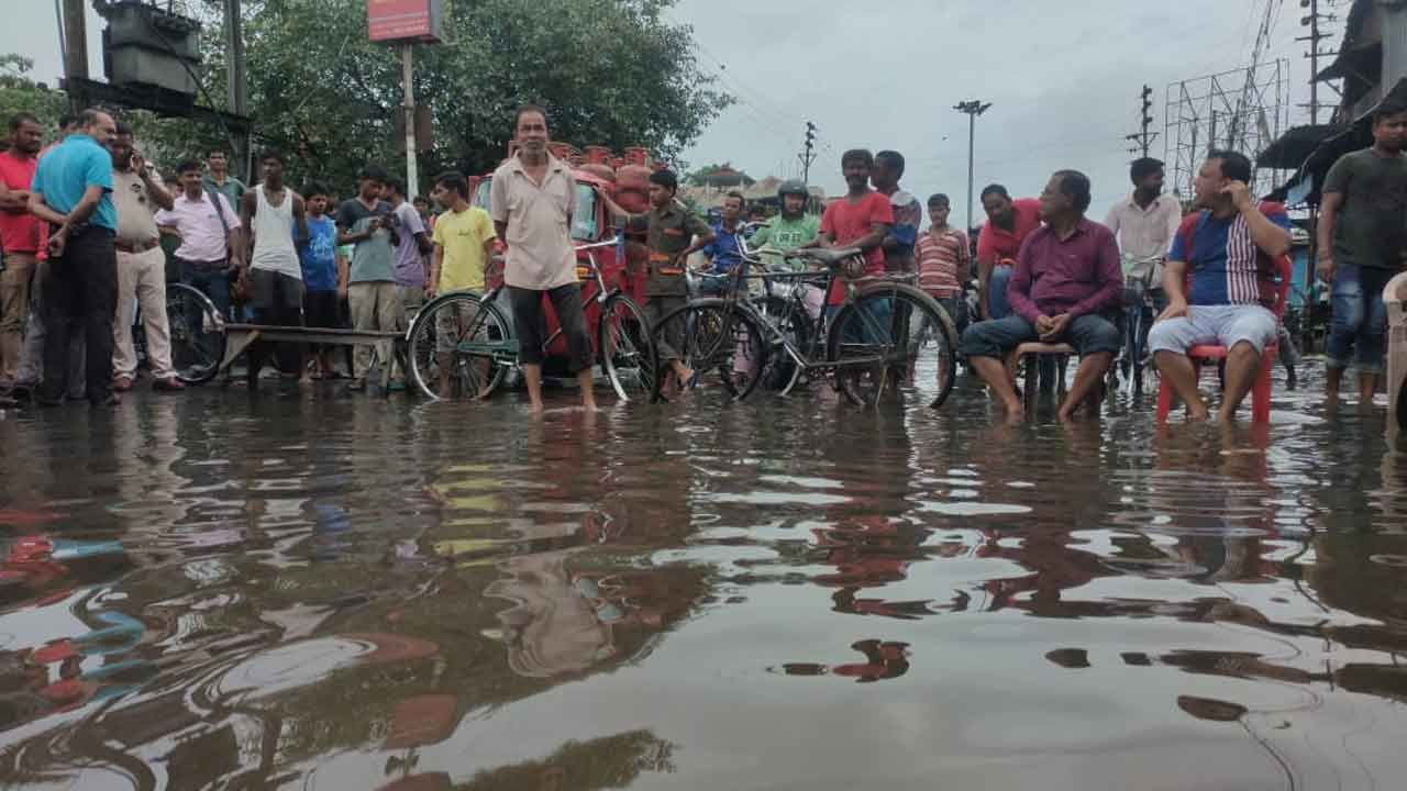 Jalpaiguri Flood Situation: রাতভর বৃষ্টিতে জল থইথই জলপাইগুড়ি, দুপুরের পর জলস্তর বাড়ার সম্ভাবনা