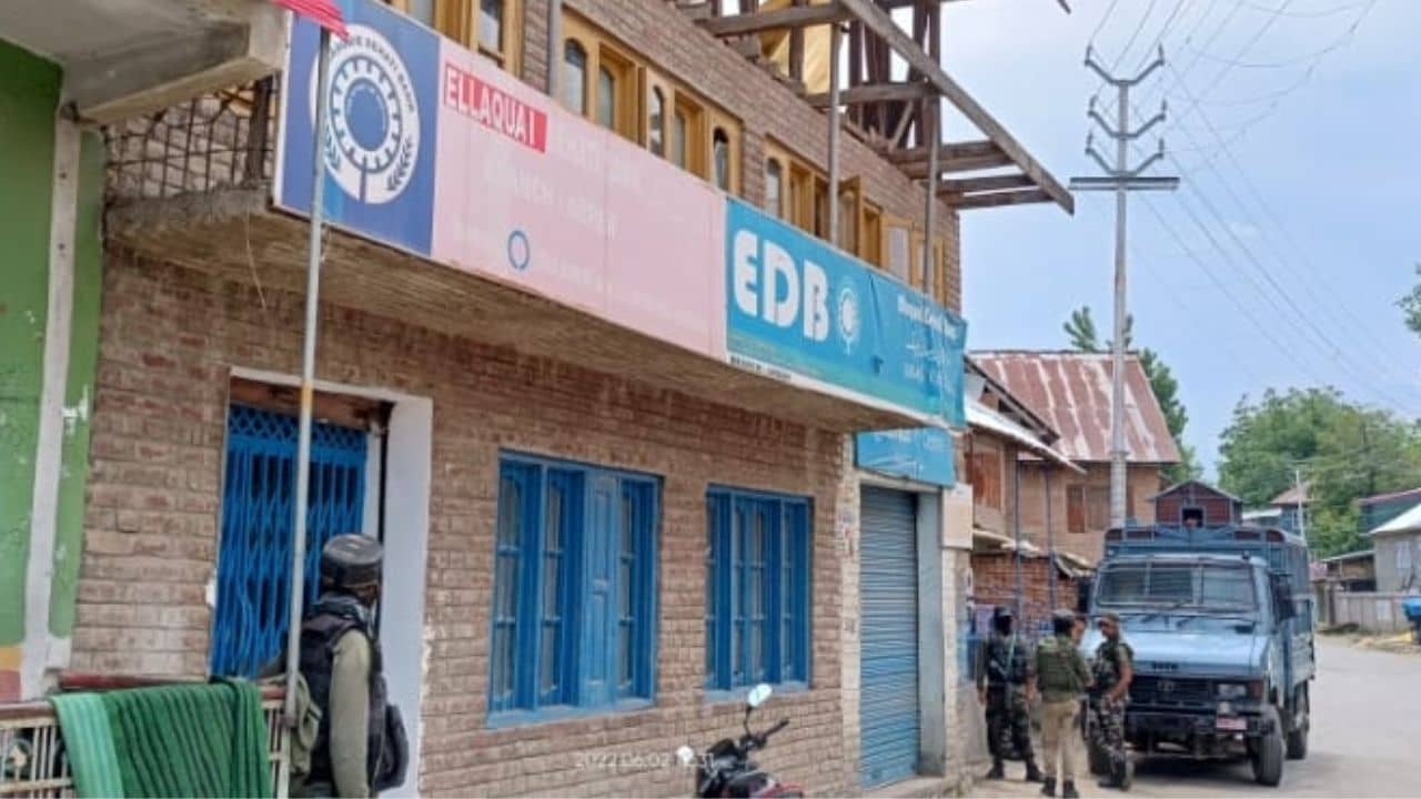 Bank Manager Dead: কাশ্মীরে আবার নরহত্যা, ব্যাঙ্কে ঢুকে ম্যানেজারকে লক্ষ্য করে গুলি! দেখুন ভিডিয়ো