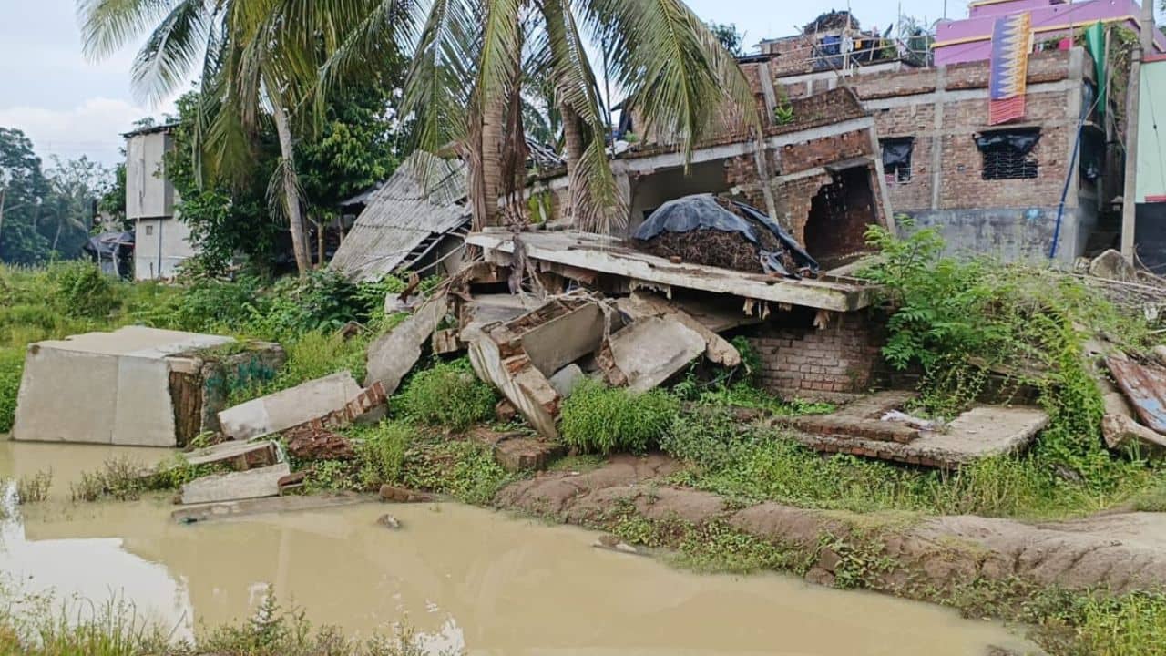 Hooghly : বন্যায় গৃহহারা, বছর ঘুরলেও অসহায় ধান্যঘোরির বাসিন্দারা