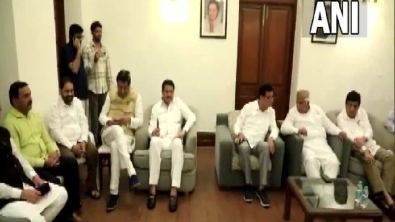 Maharashtra Congress Meet: বেপাত্তা একনাথের দাবি সামনে আসতেই তড়িঘড়ি বৈঠক কংগ্রেসের, জোট ভাঙলে কোন পথে এগোবে তারা?