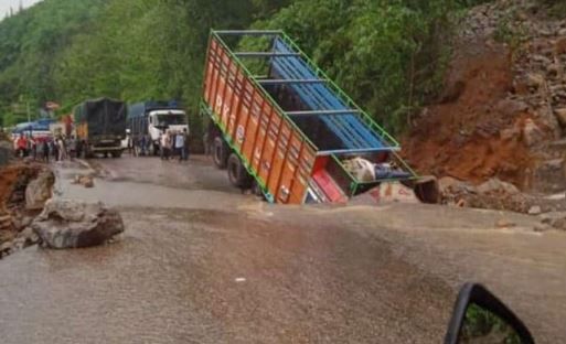 Meghalaya Landslide : রাস্তা ভেদ করে ঢুকে গিয়েছে ট্রাক, ধসে ব্যাহত যান চলাচল ৬ নং জাতীয় সড়কে