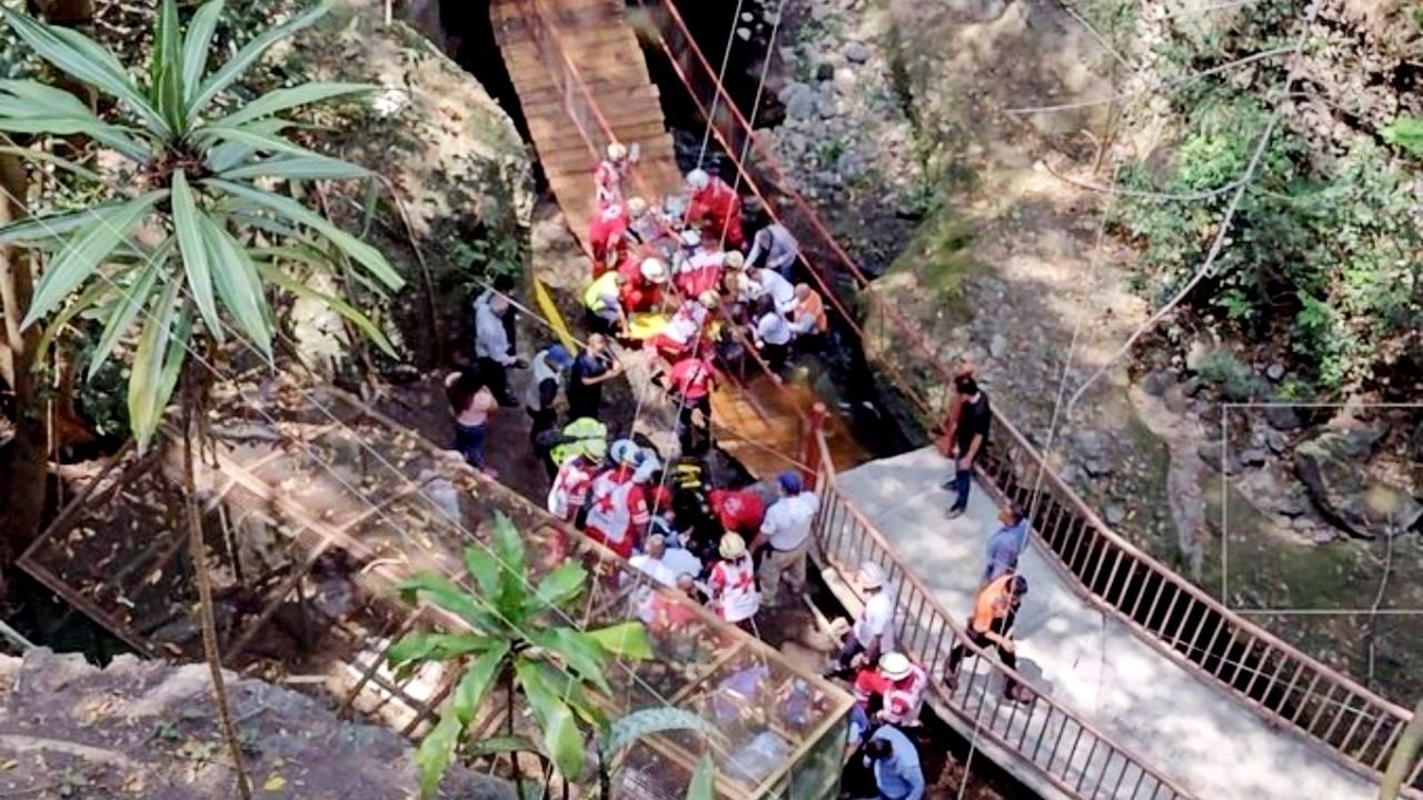 Mexico bridge collapses: মেয়র উদ্বোধন করার পরই ভেঙে পড়ল সেতু, ১০ ফুট নিচে পড়ে গেলেন তাঁর স্ত্রী! দেখুন ভিডিয়ো